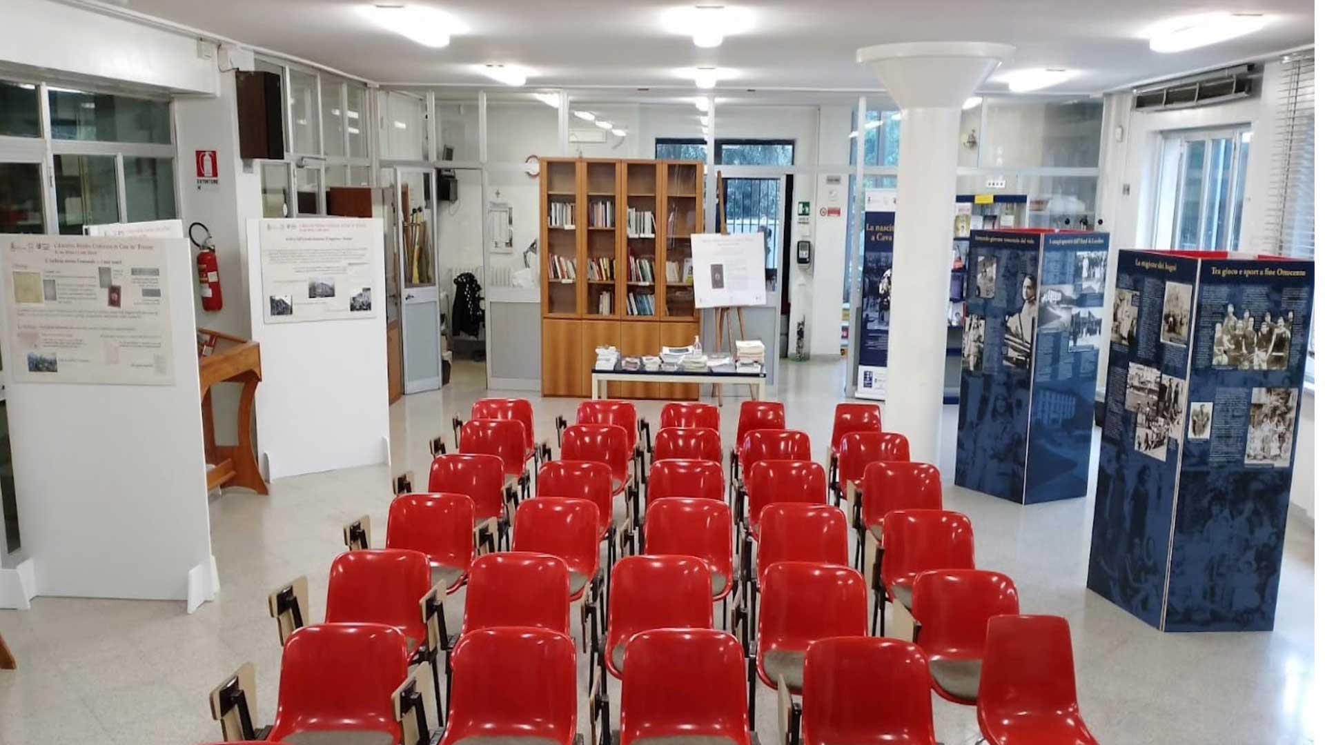 Sala dove si svolgono incontri in biblioteca e dove vengono esposte le mostre